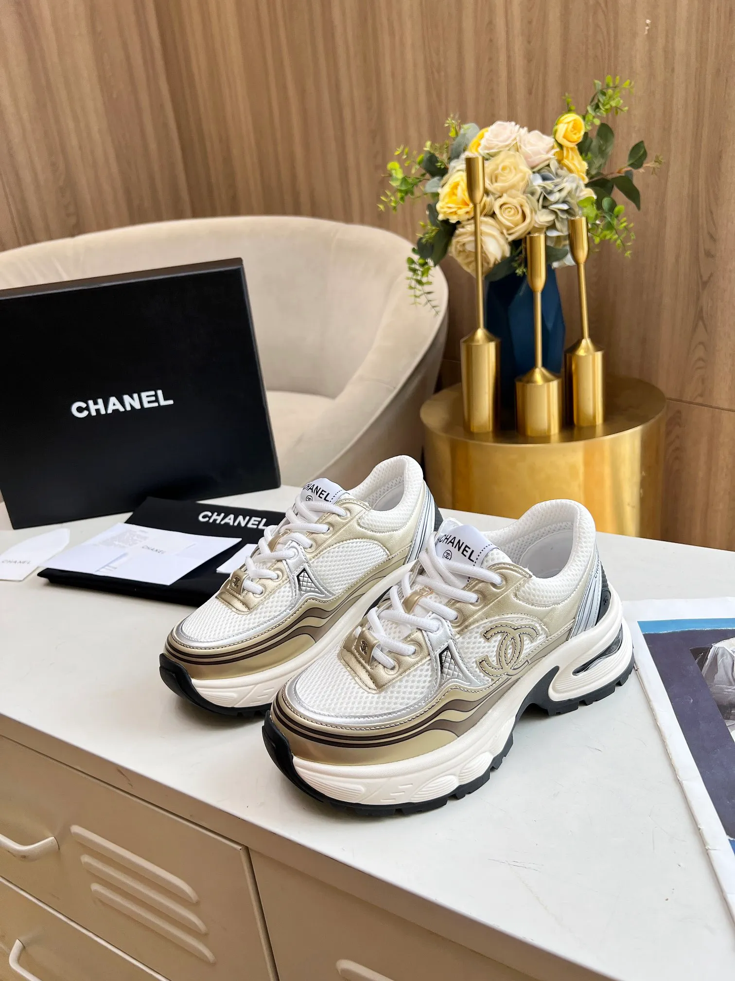 👟👟Ex-factory price 640👟👟 Women's shoe factory chanel Chanel early spring vacation series latest casual sports shoes silver white, gold white, silver gray, black and red! Incomparably beautiful and easy to wear, very light, the lining is also super soft, super comfortable, the upper is breathable, the color is high-end and durable, versatile. Upper: cowhide and cloth stitching. Inner: breathable mesh. Original foam combination outsole. Size: 35-40.